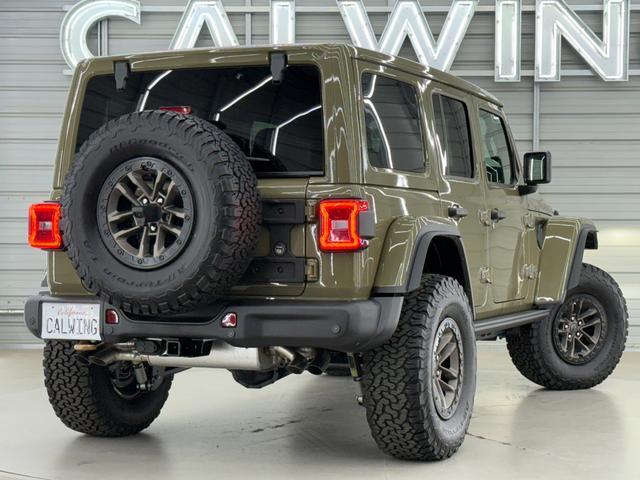 通常のラングラーよりも明らかに車高が高いことが良くわかるのがリアスタイル。