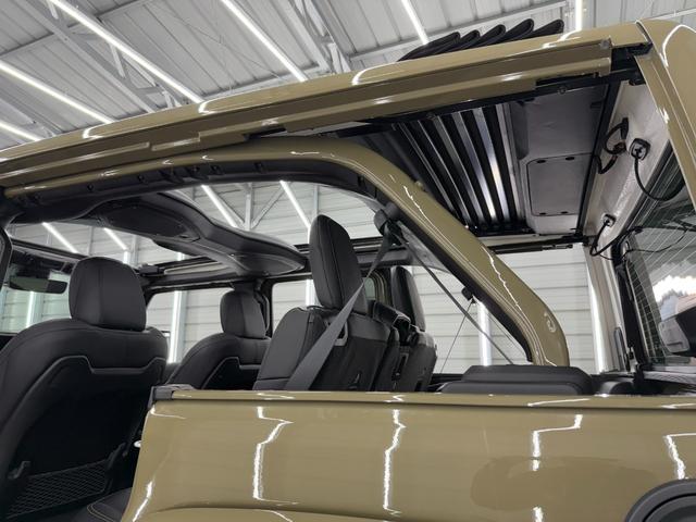 車内のロックを解除し、外側からクォーターパネルを持ち上げるだけで簡単に外すことが出来ちゃいます！取り外したパネルは専用バッグに入れて後席の背部に収納できます。