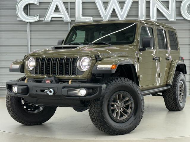 アクスルレシオは４．５６対１とし、専用チューニングが施されたショックアブソーバーを備えたファクトリーリフトアップサスペンションとなっています。