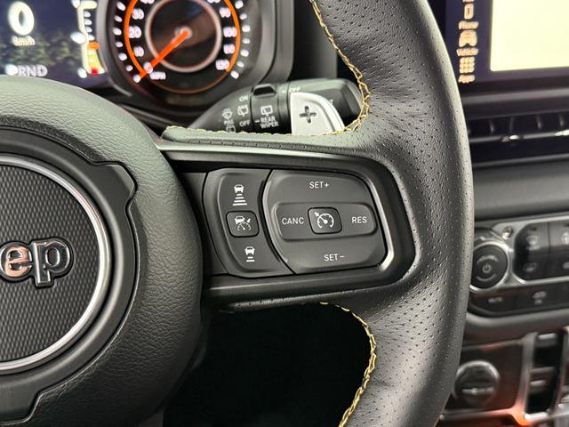 アダプティブクルーズコントロール標準装備です。ステアリングを握ったまま右のスイッチでＯＮ／ＯＦＦ可能です。