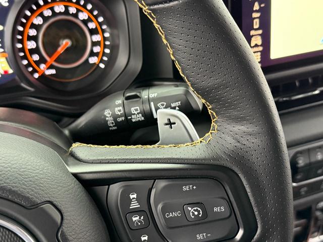 ジープ　ラングラー史上初となるアルミ製パドルシフトを搭載。両手でステアリングを保持しながら素早いシフトチェンジが可能。４７０馬力のハイスペックマシンならではの走りを意識した専用装備です。