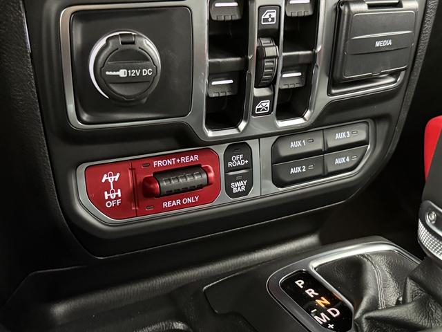 さらにルビコン専用ともいえる４：１ロックトラックヘビーデューティーパートタイム４ＷＤシステム。セレクトラックを基に、前後のディファレンシャルギアをロックする機能を加えました。