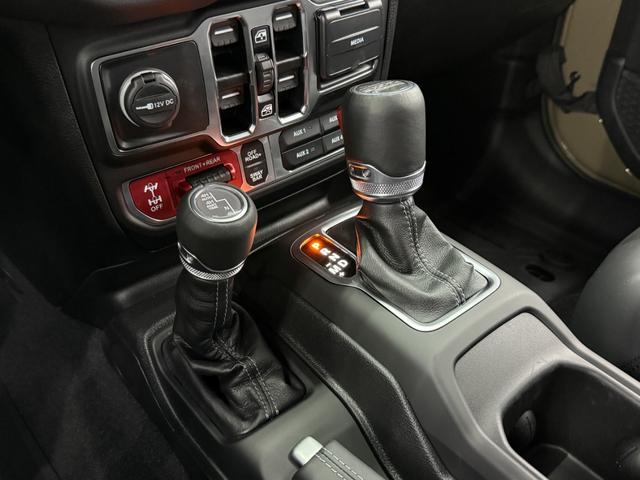 ミッションは８速ＡＴ。マニュアルモードでエキサイティングなドライビングもお楽しみいただけます。