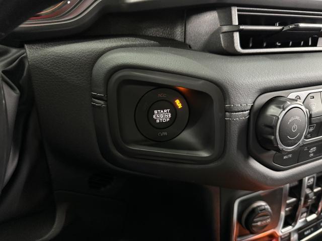 プッシュスタート＆スマートキーが標準装備となります。小さな部分ですが、スタートボタンの周りがパネルで囲われているのも変更点の１つです。