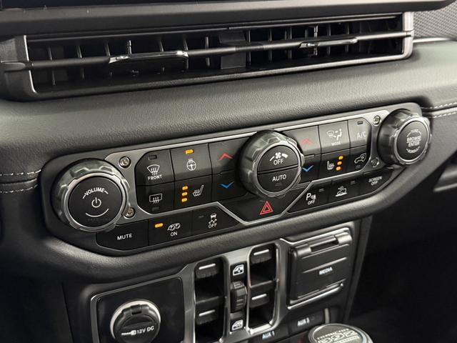 オートエアコンは左右独立温度調整が出来ます。シートヒーター、ステアリングヒーターも完備です。