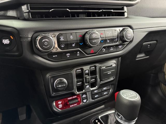 エアコンパネル、パワーウインドウスイッチもメタル仕上げ。ＵＳＢポート、ＡＵＸ入力端子を備えます。