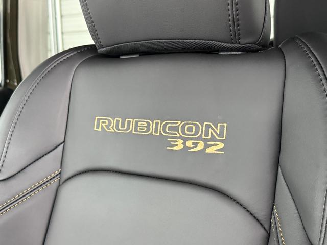 シートにはＲＵＢＩＣＯＮ３９２ロゴが刺繍されています。