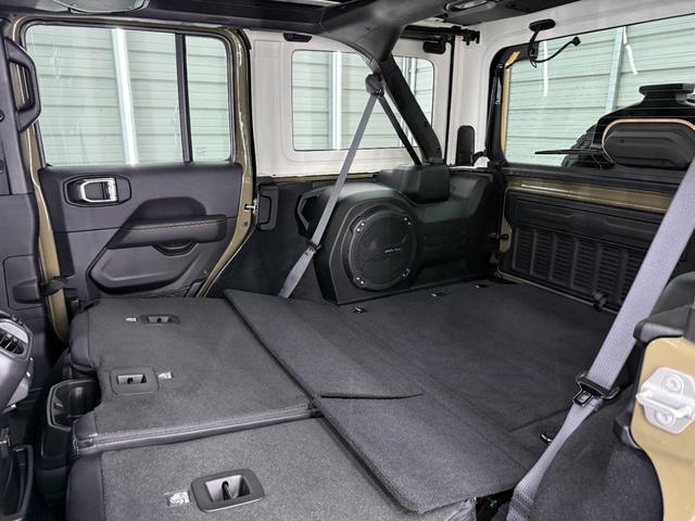 セカンドシートを倒せばこの広さ！キャンプで人気第一位のクルマの理由が分かります。