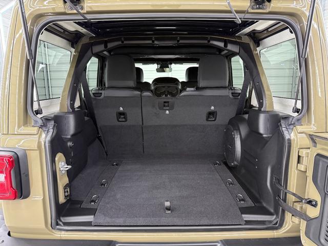 ラゲッジもスッキリ広く、床下収納も備え付けられました。