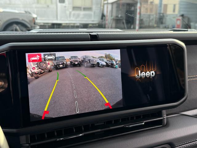 ガイドライン付きバックカメラが付いていますので、駐車の際も安心ですね。