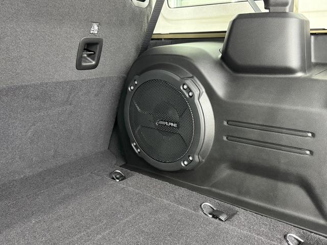 驚いたのがオーディオの音質が格段に良くなったこと。アルパインプレミアムオーディオシステム。１２チャンネルアンプで９スピーカー、５５２Ｗのサブウーハーと驚異のスペックを誇るシステムです。