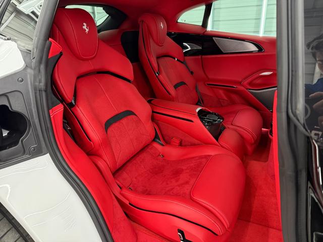 プロサングエ 右Ｈ　外装＆内装特別仕様カラー　カーボンＬＥＤステアリング　内外装カーボン　調光式パノラマルーフ　２３インチ鍛造ダイヤモンドＡＷ　フロントリフター　ブルメスターハイエンドオーディオ　ＲＯＳＳＯ　ＦＥＲＲＡＲＩ　ＢＩＡＮＣＯ　ＣＥＲＶＩＮＯ（16枚目）