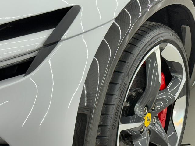 プロサングエ 右Ｈ　外装＆内装特別仕様カラー　カーボンＬＥＤステアリング　内外装カーボン　調光式パノラマルーフ　２３インチ鍛造ダイヤモンドＡＷ　フロントリフター　ブルメスターハイエンドオーディオ　ＲＯＳＳＯ　ＦＥＲＲＡＲＩ　ＢＩＡＮＣＯ　ＣＥＲＶＩＮＯ（19枚目）