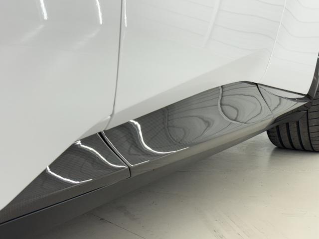 プロサングエ 右Ｈ　外装＆内装特別仕様カラー　カーボンＬＥＤステアリング　内外装カーボン　調光式パノラマルーフ　２３インチ鍛造ダイヤモンドＡＷ　フロントリフター　ブルメスターハイエンドオーディオ　ＲＯＳＳＯ　ＦＥＲＲＡＲＩ　ＢＩＡＮＣＯ　ＣＥＲＶＩＮＯ（21枚目）