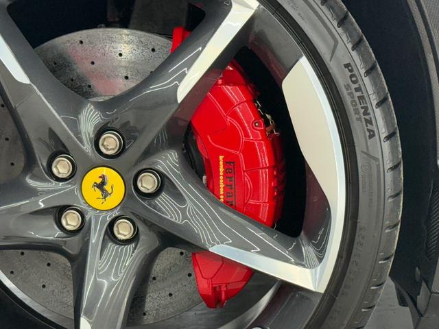 プロサングエ 右Ｈ　外装＆内装特別仕様カラー　カーボンＬＥＤステアリング　内外装カーボン　調光式パノラマルーフ　２３インチ鍛造ダイヤモンドＡＷ　フロントリフター　ブルメスターハイエンドオーディオ　ＲＯＳＳＯ　ＦＥＲＲＡＲＩ　ＢＩＡＮＣＯ　ＣＥＲＶＩＮＯ（26枚目）