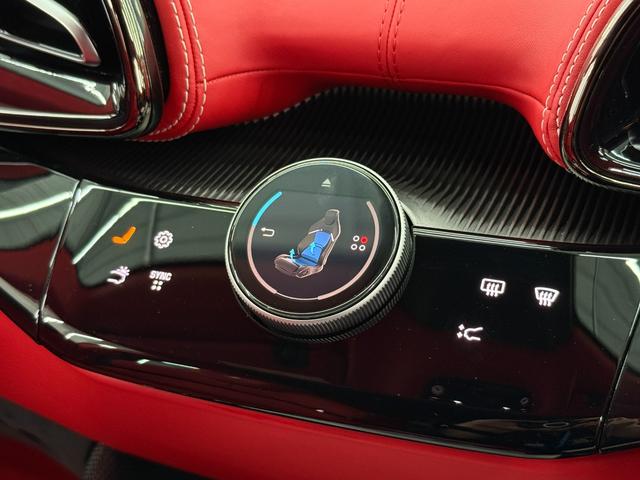 プロサングエ 右Ｈ　外装＆内装特別仕様カラー　カーボンＬＥＤステアリング　内外装カーボン　調光式パノラマルーフ　２３インチ鍛造ダイヤモンドＡＷ　フロントリフター　ブルメスターハイエンドオーディオ　ＲＯＳＳＯ　ＦＥＲＲＡＲＩ　ＢＩＡＮＣＯ　ＣＥＲＶＩＮＯ（43枚目）