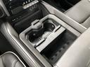 センターコンソールのレイアウトも国産車以上のバリエーションです。