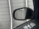 側方の死角に他の走行車両が検出された場合、または急速に接近する車両を検出した場合に、ドアミラーのアイコンで警告して車線逸脱防ぐ「ブラインドスポットアラート」