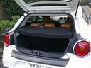 ノーマルラゲッジ充分なスペースを確保しています内装リアシートは、乗車人数、荷物の量に応じて多様なシートアレンジが可能な2:1分割可倒ダブルフォールディングリアシート装備、内装カラーに併せたトノカバー付
