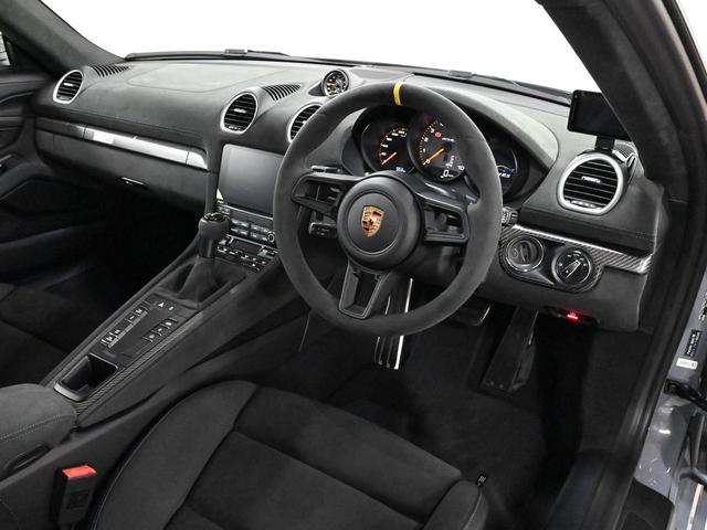 ７１８ケイマンＧＴ４　ＲＳ　ヴァイザッハパッケージ　フロントアクスルリフトシステム　スポーツクロノパッケージ　ＰＣＣＢ　ＢＯＳＥサラウンドサウンドシステム　クルーズコントロール　シートヒーター　ライトデザインパッケージ(9枚目)