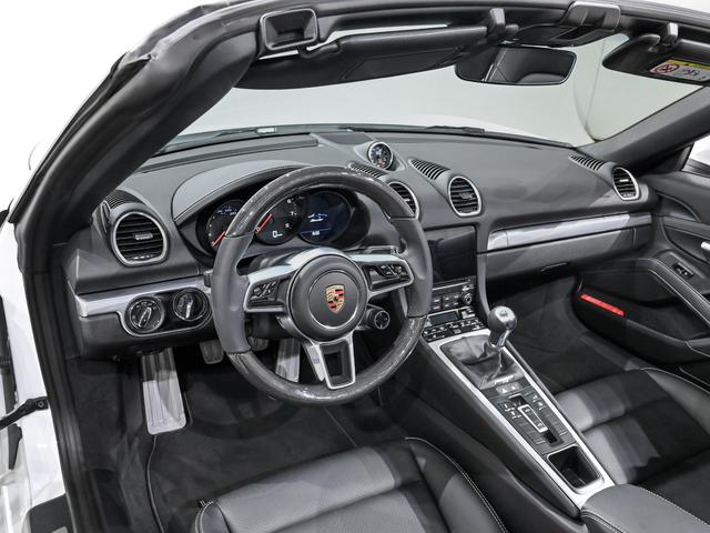 ７１８ボクスター ７１８ボクスター　スポーツクロノパッケージ　パワーステアリング　プラス　ポルシェアクティブサスペンションマネジメント　レーン　チェンジ　アシスト　パワーステアリングプラス　ペダル　フットレストアルミニウム（9枚目）