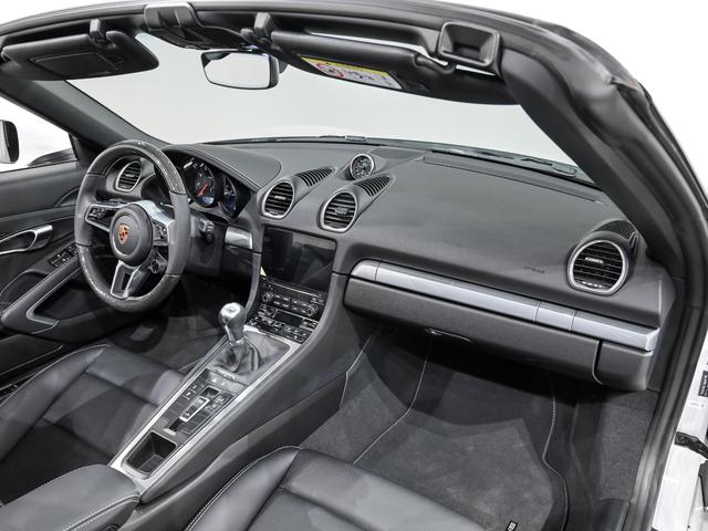 ７１８ボクスター ７１８ボクスター　スポーツクロノパッケージ　パワーステアリング　プラス　ポルシェアクティブサスペンションマネジメント　レーン　チェンジ　アシスト　パワーステアリングプラス　ペダル　フットレストアルミニウム（14枚目）