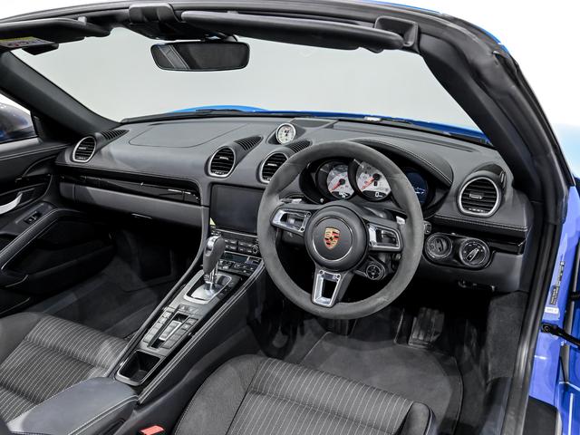 ７１８ボクスター ７１８ボクスターＴ　スポーツクロノパッケージ　７１８Ｔインテリア　パッケージ　ライトデザインパッケージ　レーン　チェンジ　アシスト　電動可倒式エクステリア　ミラー　Ｒａｃｅ－ＴｅｘのＧＴスポーツ　ステアリングホイール（9枚目）