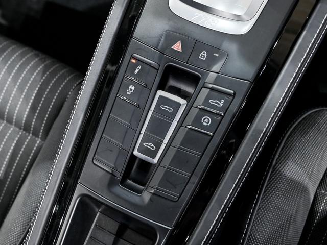 ７１８ボクスター ７１８ボクスターＴ　スポーツクロノパッケージ　７１８Ｔインテリア　パッケージ　ライトデザインパッケージ　レーン　チェンジ　アシスト　電動可倒式エクステリア　ミラー　Ｒａｃｅ－ＴｅｘのＧＴスポーツ　ステアリングホイール（30枚目）