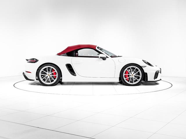 ７１８スパイダー ７１８スパイダー　６ＭＴ　スポーツクロノパッケージ　シートヒーター　ＰＡＳＭ　２０インチ　７１８　Ｓｐｙｄｅｒホイール　シートヒーター　スモーカーパッケージ　ストレージパッケージ　フロアマット　スポーツクロノパッケージ（4枚目）