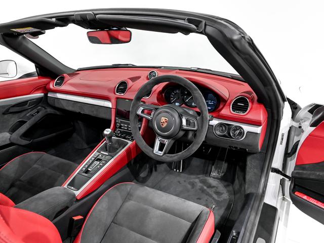 ７１８スパイダー ７１８スパイダー　６ＭＴ　スポーツクロノパッケージ　シートヒーター　ＰＡＳＭ　２０インチ　７１８　Ｓｐｙｄｅｒホイール　シートヒーター　スモーカーパッケージ　ストレージパッケージ　フロアマット　スポーツクロノパッケージ（9枚目）