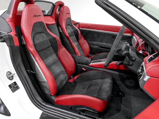 ７１８スパイダー ７１８スパイダー　６ＭＴ　スポーツクロノパッケージ　シートヒーター　ＰＡＳＭ　２０インチ　７１８　Ｓｐｙｄｅｒホイール　シートヒーター　スモーカーパッケージ　ストレージパッケージ　フロアマット　スポーツクロノパッケージ（13枚目）