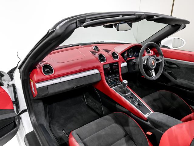 ７１８スパイダー ７１８スパイダー　６ＭＴ　スポーツクロノパッケージ　シートヒーター　ＰＡＳＭ　２０インチ　７１８　Ｓｐｙｄｅｒホイール　シートヒーター　スモーカーパッケージ　ストレージパッケージ　フロアマット　スポーツクロノパッケージ（14枚目）