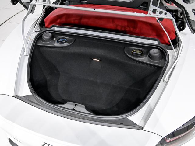 ７１８スパイダー ７１８スパイダー　６ＭＴ　スポーツクロノパッケージ　シートヒーター　ＰＡＳＭ　２０インチ　７１８　Ｓｐｙｄｅｒホイール　シートヒーター　スモーカーパッケージ　ストレージパッケージ　フロアマット　スポーツクロノパッケージ（16枚目）