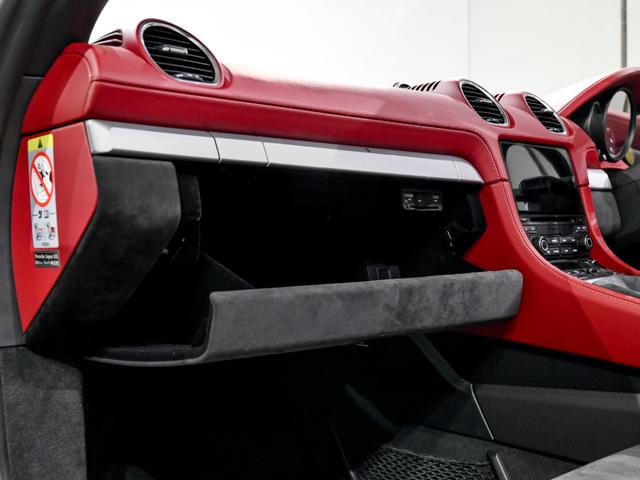７１８スパイダー ７１８スパイダー　６ＭＴ　スポーツクロノパッケージ　シートヒーター　ＰＡＳＭ　２０インチ　７１８　Ｓｐｙｄｅｒホイール　シートヒーター　スモーカーパッケージ　ストレージパッケージ　フロアマット　スポーツクロノパッケージ（21枚目）