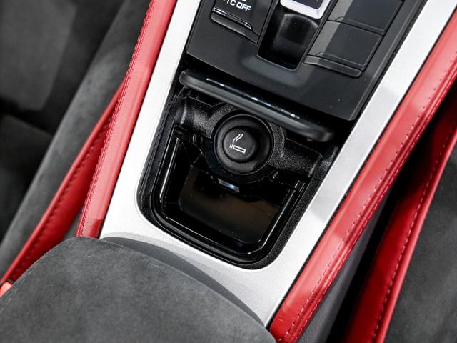 ７１８スパイダー ７１８スパイダー　６ＭＴ　スポーツクロノパッケージ　シートヒーター　ＰＡＳＭ　２０インチ　７１８　Ｓｐｙｄｅｒホイール　シートヒーター　スモーカーパッケージ　ストレージパッケージ　フロアマット　スポーツクロノパッケージ（31枚目）
