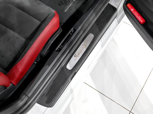 ７１８スパイダー ７１８スパイダー　６ＭＴ　スポーツクロノパッケージ　シートヒーター　ＰＡＳＭ　２０インチ　７１８　Ｓｐｙｄｅｒホイール　シートヒーター　スモーカーパッケージ　ストレージパッケージ　フロアマット　スポーツクロノパッケージ（36枚目）