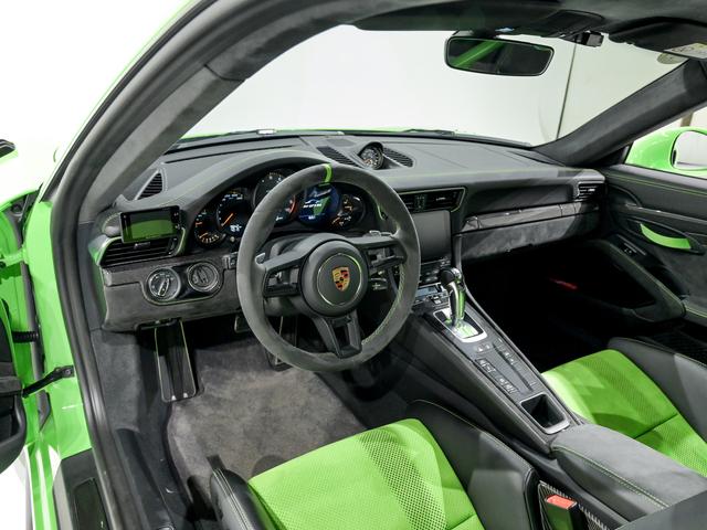 ９１１ ＧＴ３　ＲＳ　ＰＤＫ　クロノ　パッケージ　クラブスポーツパッケージ　ＰＣＣＢ　フロントアクスルリフトシステム　２０インチ　ＧＴ３　ＲＳホイール　プライバシーガラス　フロアマット　フルバケットシート（9枚目）