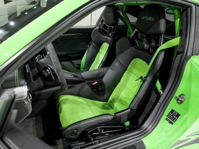 ９１１ ＧＴ３　ＲＳ　ＰＤＫ　クロノ　パッケージ　クラブスポーツパッケージ　ＰＣＣＢ　フロントアクスルリフトシステム　２０インチ　ＧＴ３　ＲＳホイール　プライバシーガラス　フロアマット　フルバケットシート（13枚目）