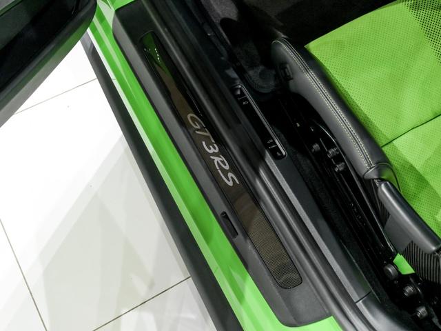 ９１１ ＧＴ３　ＲＳ　ＰＤＫ　クロノ　パッケージ　クラブスポーツパッケージ　ＰＣＣＢ　フロントアクスルリフトシステム　２０インチ　ＧＴ３　ＲＳホイール　プライバシーガラス　フロアマット　フルバケットシート（35枚目）