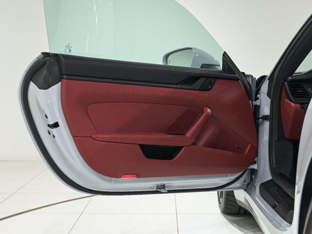 911 911カレラGTS 992.2 BOSEサウンドシステム PASM パワーステアリング+ 助手席フットウェルストレージネット シートヒーター マトリクスLEDヘッドライト 20/21インチ Carrera GTSホイール(41枚目)