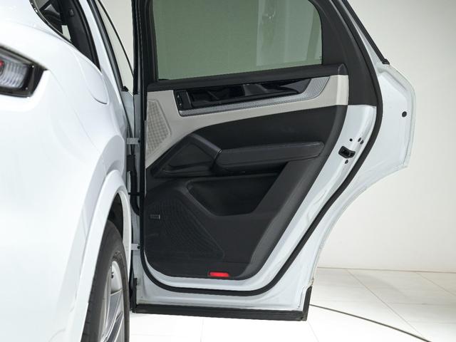 カイエンクーペ ベースグレード スポーツクロノPKG スポーツテールパイプ BOSEサウンドシステム プライバシーガラス シートヒーター シートベンチレーション メモリーパッケージ付 14 way電動コンフォートシート(43枚目)