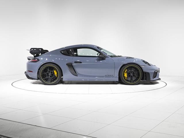 ７１８ケイマン ７１８ケイマンＧＴ４　ＲＳ　ヴァイザッハＰＫＧ　クラブスポーツＰＫＧ　スポーツクロノＰＫＧ　ＰＣＣＢ　フロントアクスルリフトシステム　ＢＯＳＥサウンドシステム　フルバケットシート　ロールケージ　ＬＥＤ　ヘッドライト　ＰＤＬＳ（4枚目）