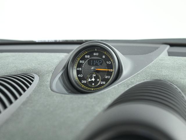 ７１８ケイマン ７１８ケイマンＧＴ４　ＲＳ　ヴァイザッハＰＫＧ　クラブスポーツＰＫＧ　スポーツクロノＰＫＧ　ＰＣＣＢ　フロントアクスルリフトシステム　ＢＯＳＥサウンドシステム　フルバケットシート　ロールケージ　ＬＥＤ　ヘッドライト　ＰＤＬＳ（10枚目）