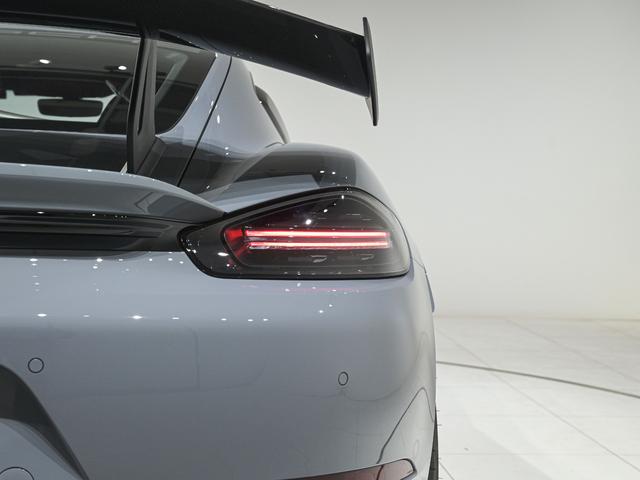 ７１８ケイマン ７１８ケイマンＧＴ４　ＲＳ　ヴァイザッハＰＫＧ　クラブスポーツＰＫＧ　スポーツクロノＰＫＧ　ＰＣＣＢ　フロントアクスルリフトシステム　ＢＯＳＥサウンドシステム　フルバケットシート　ロールケージ　ＬＥＤ　ヘッドライト　ＰＤＬＳ（18枚目）
