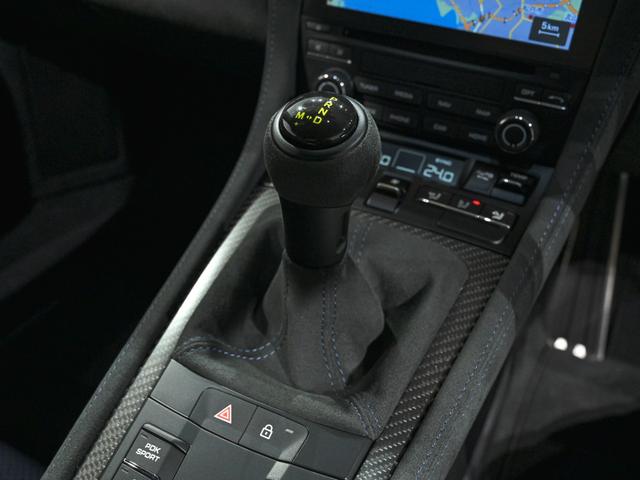 ７１８ケイマン ７１８ケイマンＧＴ４　ＲＳ　ヴァイザッハＰＫＧ　クラブスポーツＰＫＧ　スポーツクロノＰＫＧ　ＰＣＣＢ　フロントアクスルリフトシステム　ＢＯＳＥサウンドシステム　フルバケットシート　ロールケージ　ＬＥＤ　ヘッドライト　ＰＤＬＳ（29枚目）