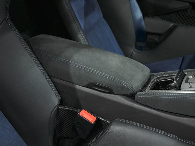 ７１８ケイマン ７１８ケイマンＧＴ４　ＲＳ　ヴァイザッハＰＫＧ　クラブスポーツＰＫＧ　スポーツクロノＰＫＧ　ＰＣＣＢ　フロントアクスルリフトシステム　ＢＯＳＥサウンドシステム　フルバケットシート　ロールケージ　ＬＥＤ　ヘッドライト　ＰＤＬＳ（32枚目）