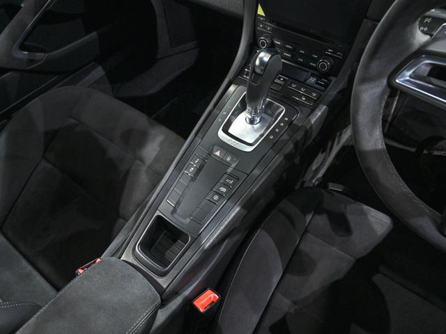 �Z���^�[�R���\�[���́A����p�x�̍����e��X�C�b�`�𒼊��I�ɑ���ł���f�U�C���ŏW���z�u�B�h���C�o�[���^�]�ɏW���ł������񋟂��܂��B