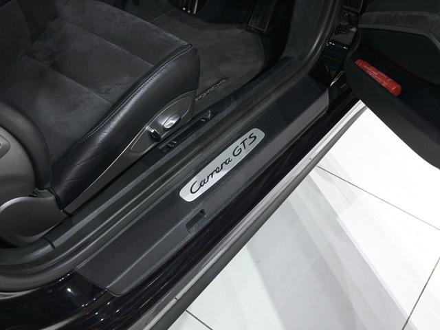 �h�A�V���K�[�h�ɂ̓��f�����̃��S���f�U�C������Ă���܂��B