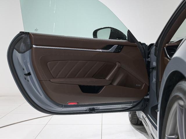 �h�A������ɓV�R�̃V����s�K���ȃO���C�����c�����g�����t�u���E���́u�N���b�u���U�[�v���g�p�B���ɏ_�炩���A�[�݂̂���F�������A�ԓ��Ƀ��B���e�[�W�����ӂ���ґ�������炵�܂��B