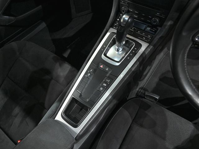 �Z���^�[�R���\�[���́A����p�x�̍����e��X�C�b�`�𒼊��I�ɑ���ł���f�U�C���ŏW���z�u�B�h���C�o�[���^�]�ɏW���ł������񋟂��܂��B